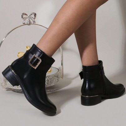 Bottines en simili avec petit talon, boucle carré et strass