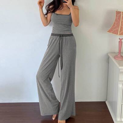 Set di vestiti da camera composto da top canottiera aderente a fantasia a righe e pantaloni pigiama
