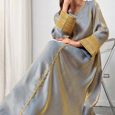 Elegante e nobile abito lungo con scollo a V e spalline dorate in pizzo, abito romantico in pizzo, abito elegante primaverile