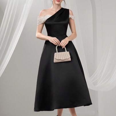 Abito da sera elegante da donna in pizzo bicolore con scollo asimmetrico, abito lungo da cerimonia nero, abito morbido in pizzo, accessori in acciaio