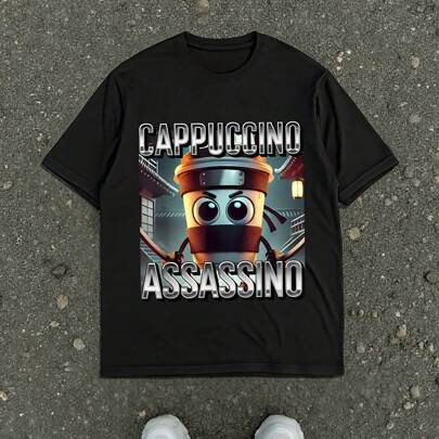 maglietta da uomo regular fit con stampa del meme "Cappuccino Assassin Coffee Lover Brainrot", personalizzata con grafica minimalista e cartone animat