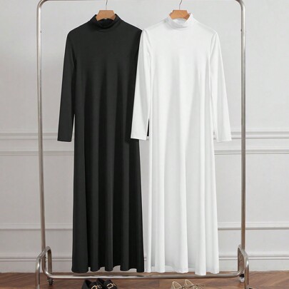 Tailleur donna composto da maglia a collo alto bianco e nero con maniche lunghe e abito in stile abaya, vestito modesto e casual, tailleur essenziale