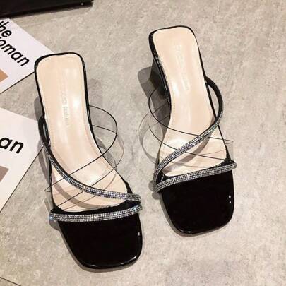 Novità per l'estate: pantofole da donna modello montgomery. Ciabatte trasparenti con ghette quadrate all'esterno.
