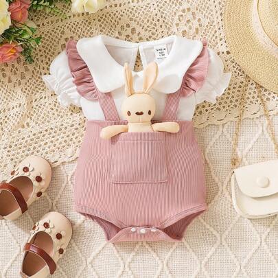 Conjunto Para Bebé De Niña Con Blusa Con Cuello Peter Pan Y Body De Tirantes Con Volantes , Y Juguete A Juego