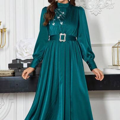 Abito lungo e lussuoso, molto decorato con cristalli, vestito da sera lungo da donna