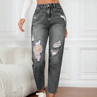 Jeans di jeans strappati, moda per l'estate