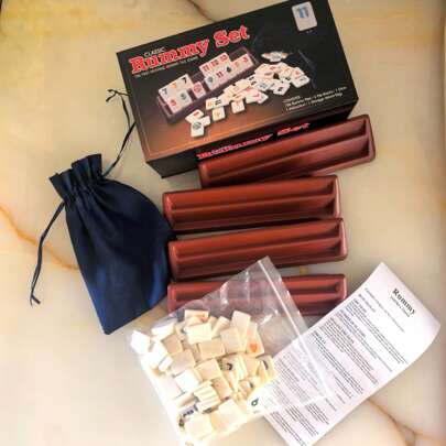 1 set Rummy con 4 rastrelliere/vassoi in plastica, 106 tessere numerate colorate in set Rummy con scatola colorata, set da viaggio Rummy con 4 support