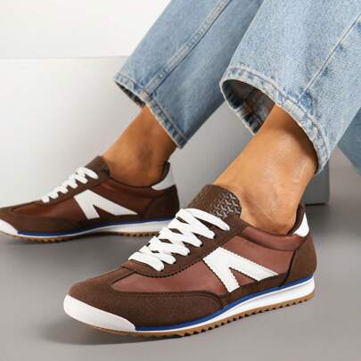 Sneaker decorate con motivi geometrici