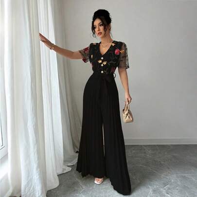 Elegante jumpsuit da donna con maniche corte, arricciatura e ricamo
