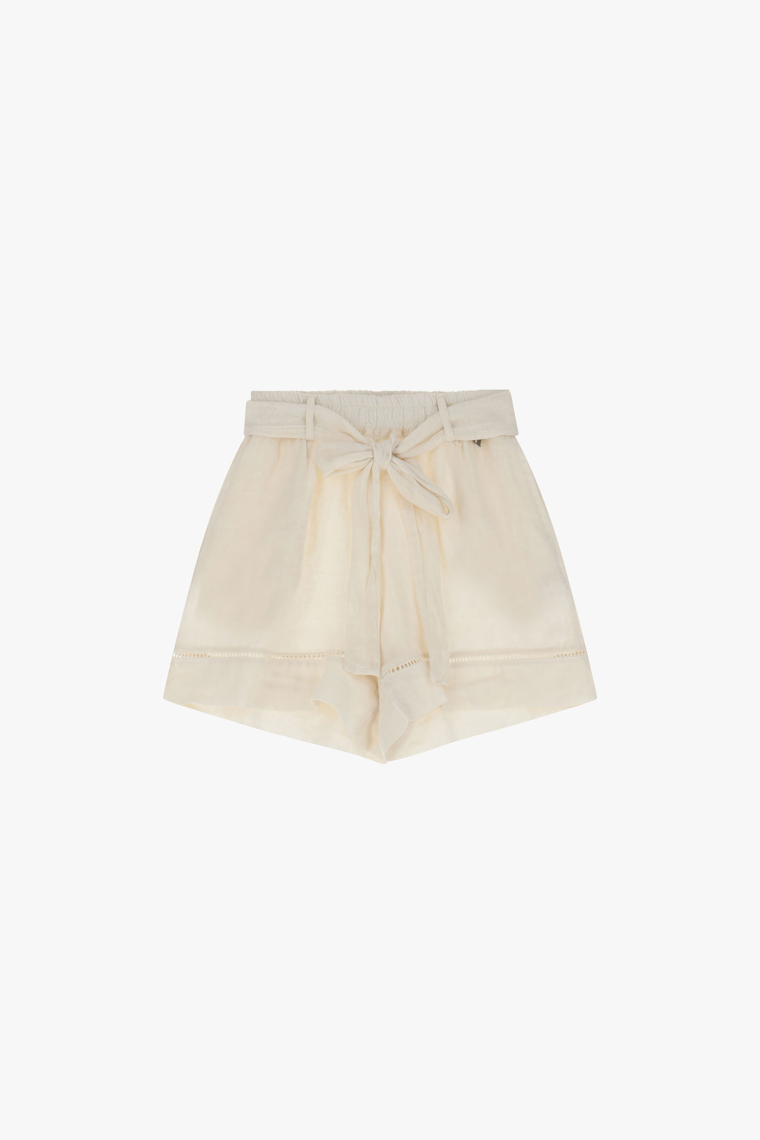 Shorts con cinturón y borde decorativo