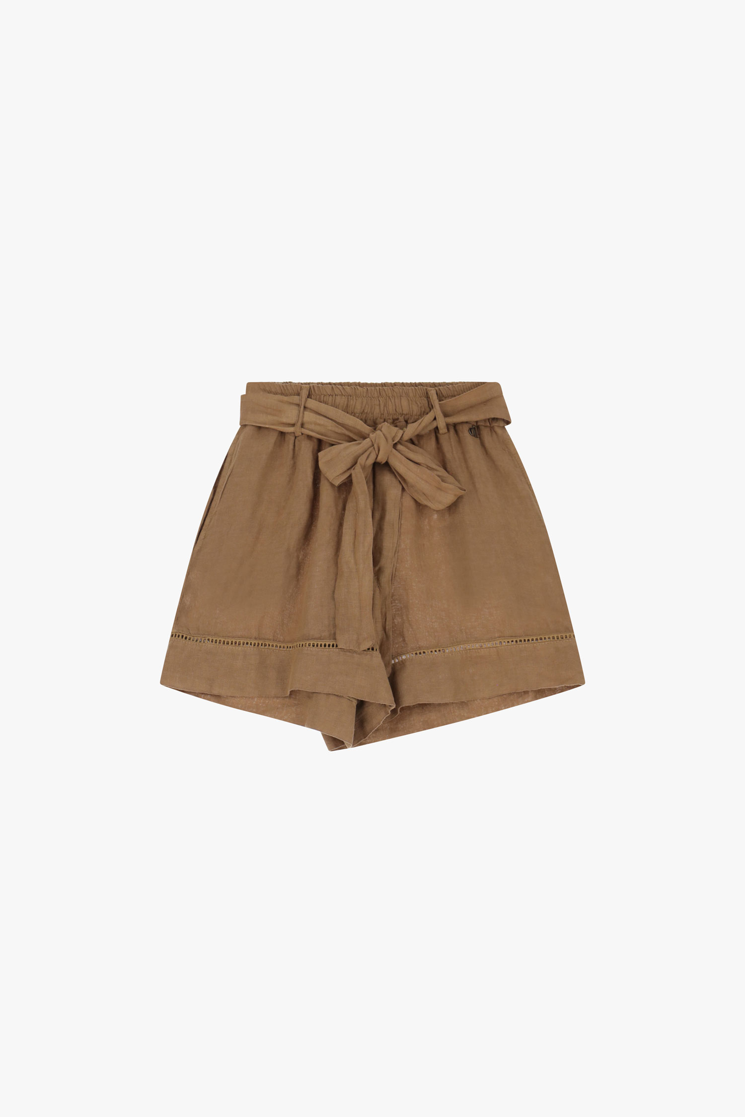 Shorts con cinturón y borde decorativo