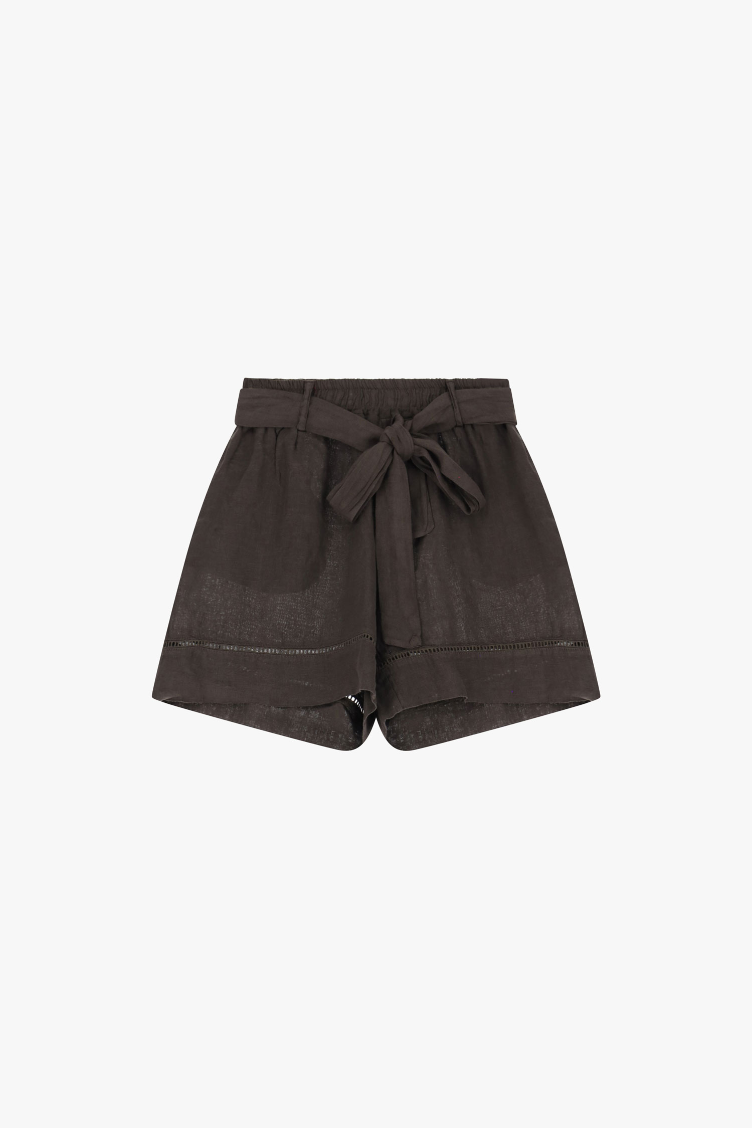 Shorts con cinturón y borde decorativo