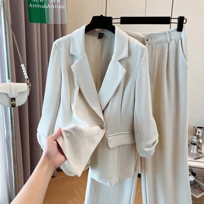 Completo elegante da ufficio casual da donna, con pantaloni e giacca con maniche a bottone e mezza manica