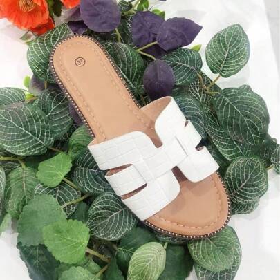 Eleganti mule bohémien con motivi traforati