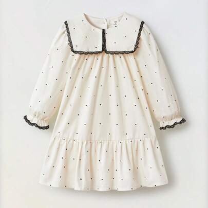 Giovane Dress Carino Con Orlo A Ruffle E Poltrona