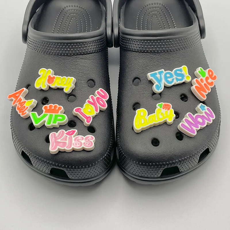 Moda Inglese Wow Kiss Letters Jibz Charms Per Crocs Zoccoli Decorazioni Per Scarpe Fai Da Te Colorato Alfabeto Pins Fit Sandali Accessori