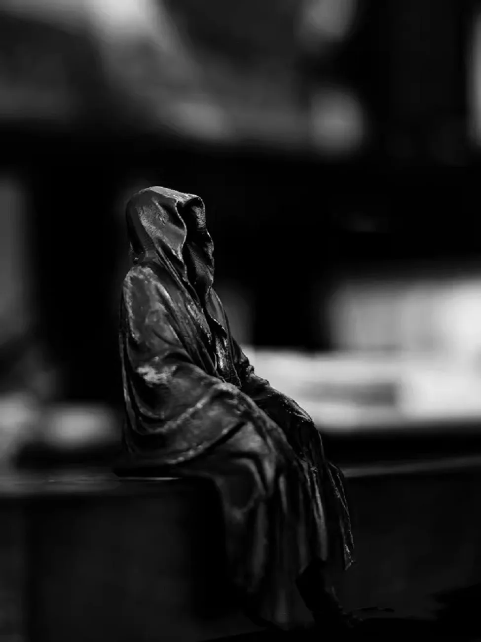Annodato Perché Non Metti Un Misterioso Ornamento Per Persona Vestito Nero Sul Desktop Ornamento Da Tavolo Scuro Per Regalare Regali Creativi T