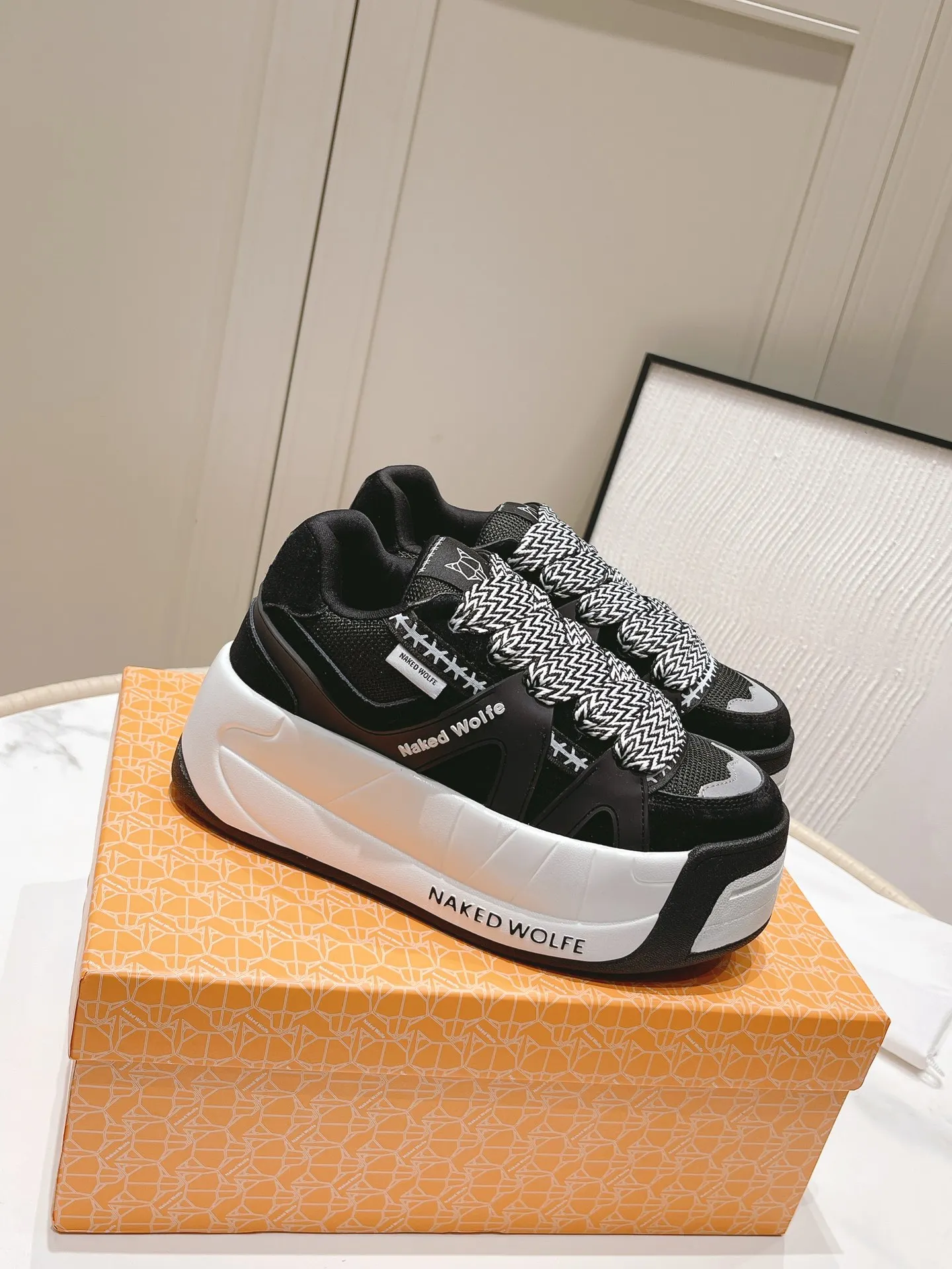 Scarpe Nude Alla Moda Wolfe Slide Platform Sneakers Nere