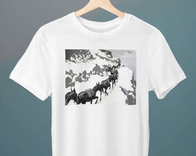 The Mule Pack, Magic Remington, T-Shirt Unisex, T-Shirt Artistica, Arte Fine, Regalo Per Lei, Regalo Per Lui, Regalo Per Gli Amanti Dell'Arte