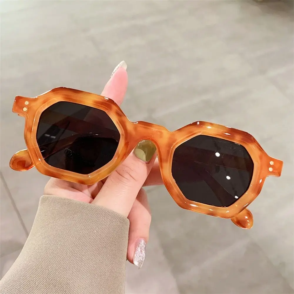 New Fashion Polygon Small Square Women Occhiali Da Sole Retro Rivetti Uomo Shades Uv400 Trending Outdoor Sports Occhiali Da Sole Oculus