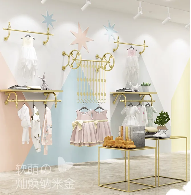 Appendini A Parete Sugli Scaffali Nei Negozi Di Abbigliamento Per Bambini E Nei Centri Commerciali