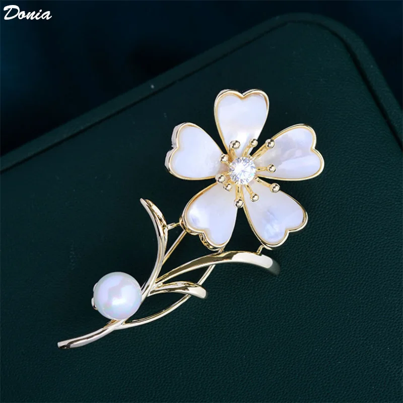 Donia Jewelry Luxury Natural Shell Flower Spilla Shell Pearl Pin Joker Ladies Cute Clothes Accessori Corpetto