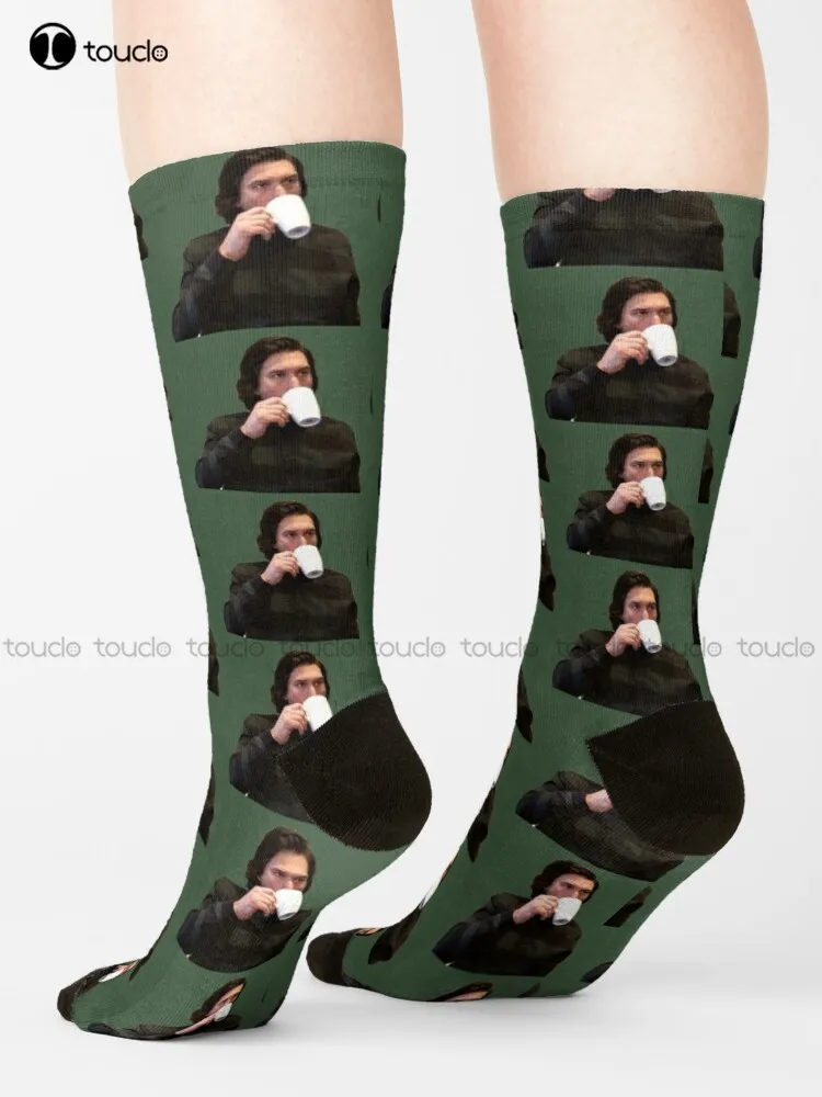 Adam Driver Che Beve Tè/Caffè Meme Socks Cool Socks For Men Cartoon Comodo Best Girls Sports 360 ° Digital Print Streetwear