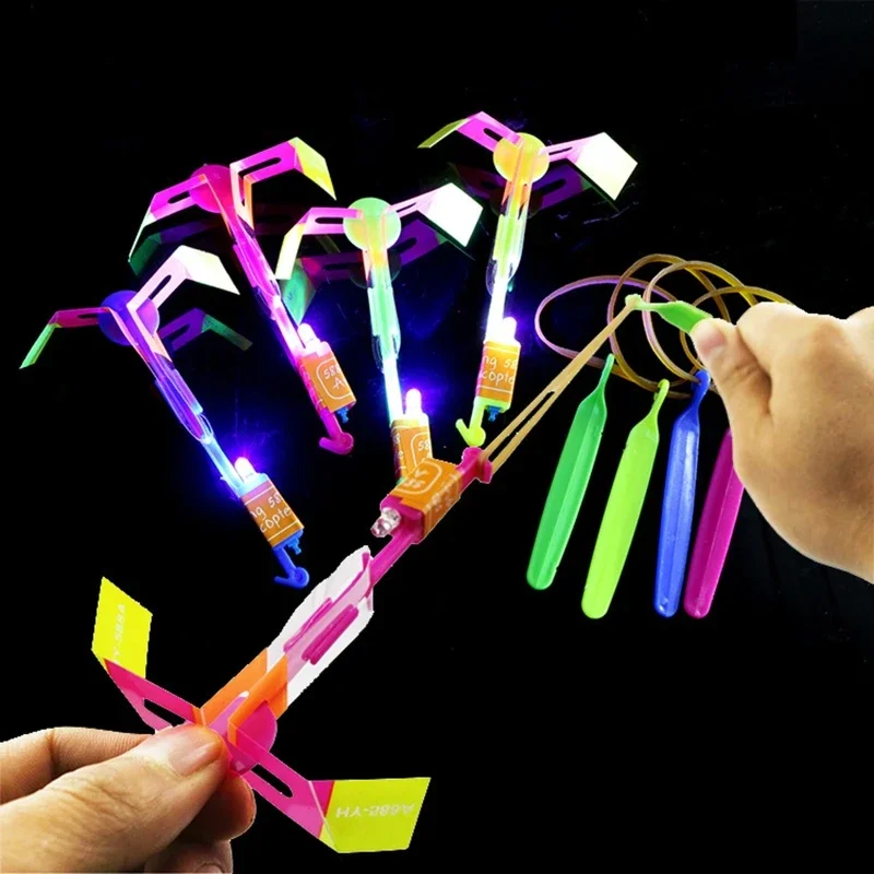 Divertente Sport All'Aperto Led Light Arrow Rocket Helicopter Slingshot Aircraft Flying Toys Elastico Catapulta Bamboo Dragonfly Gift