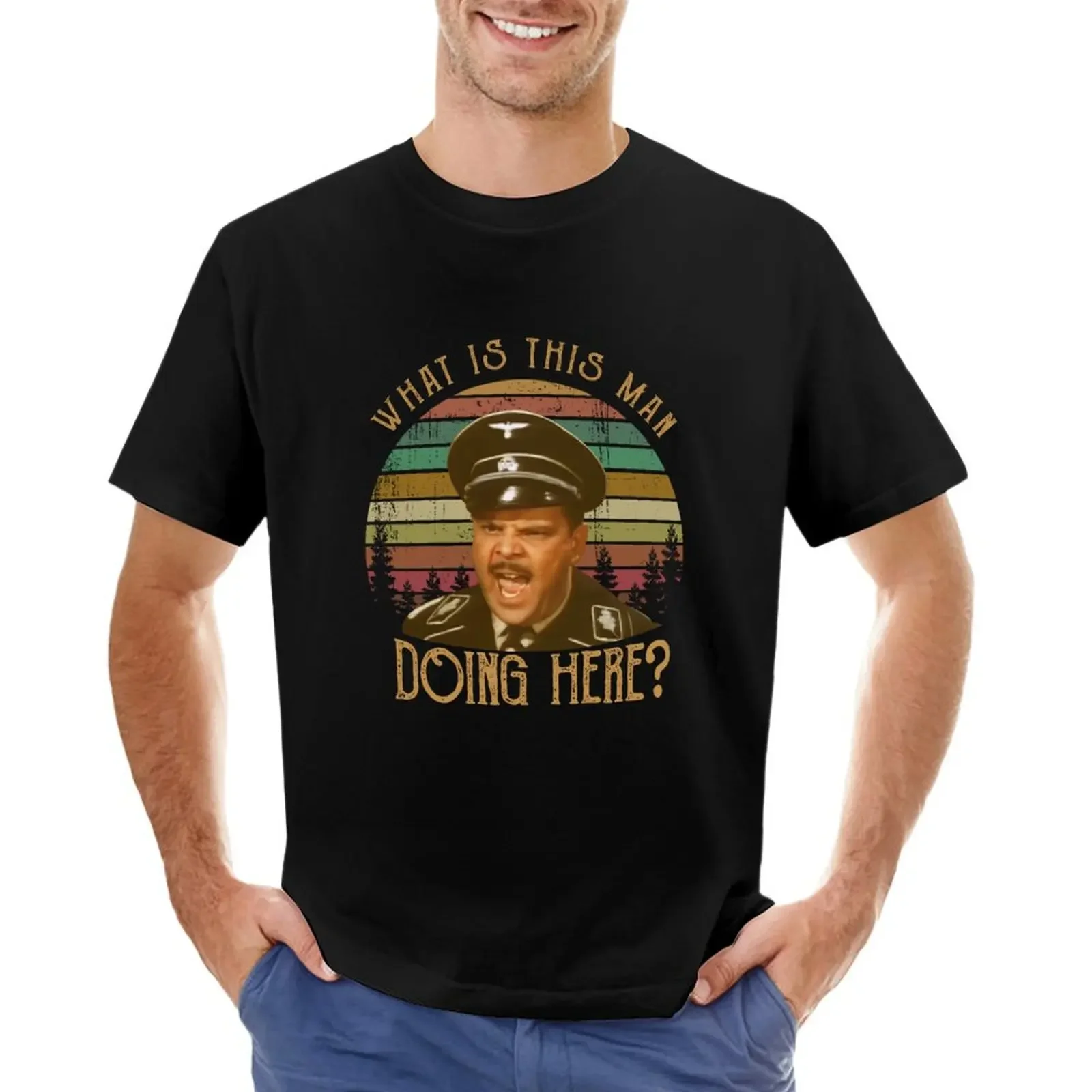 Premium Hogan Heroes Howard Caine Cos'È Questo Uomo Che Fa Qui T-Shirt Vintage Camicetta Camicie Da Allenamento Per Uomo