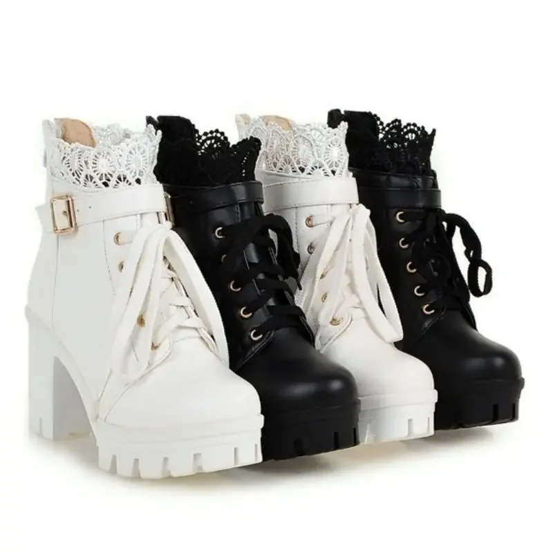 2023 Great Quality Block Tacchi Alti Stivaletti Da Donna Scarpe Bianche Lace Decor Lace Up Chunky Heeled Fashion Platform Boots Verclo