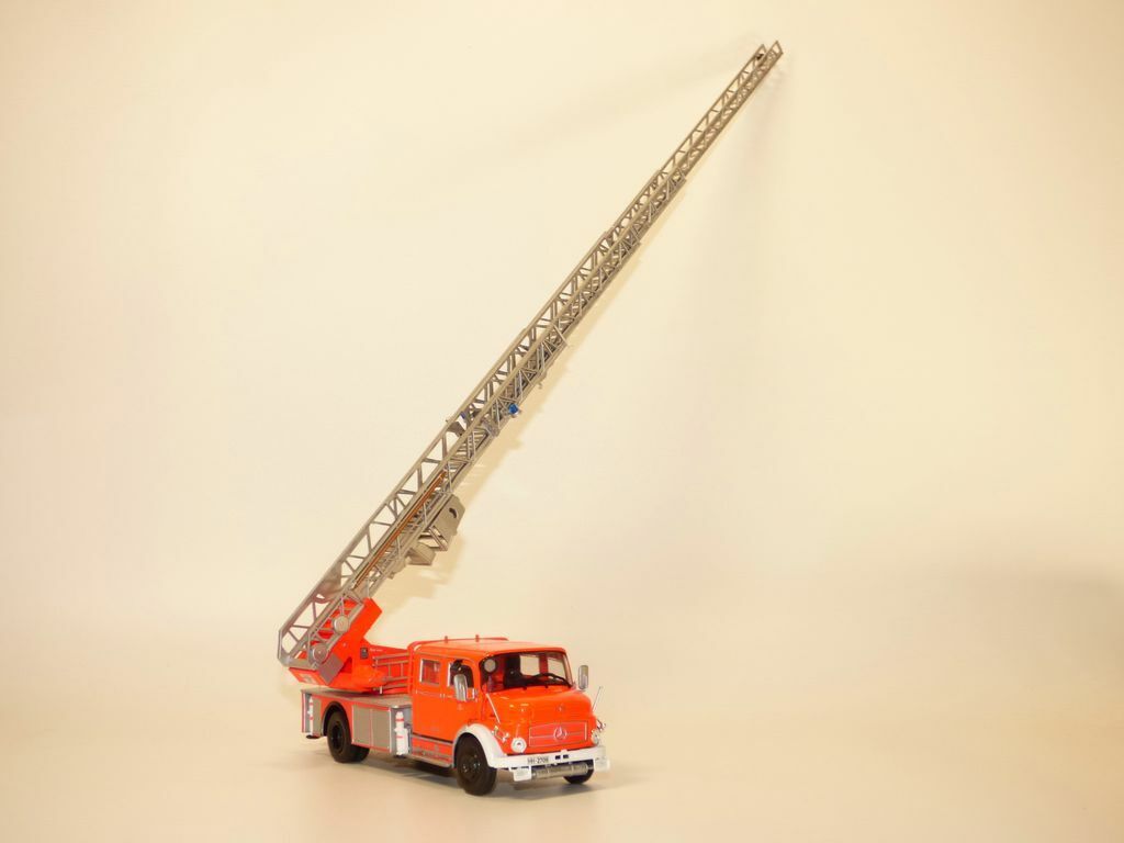 Camion de pompier MERCEDES L1519 grande echelle 1/43