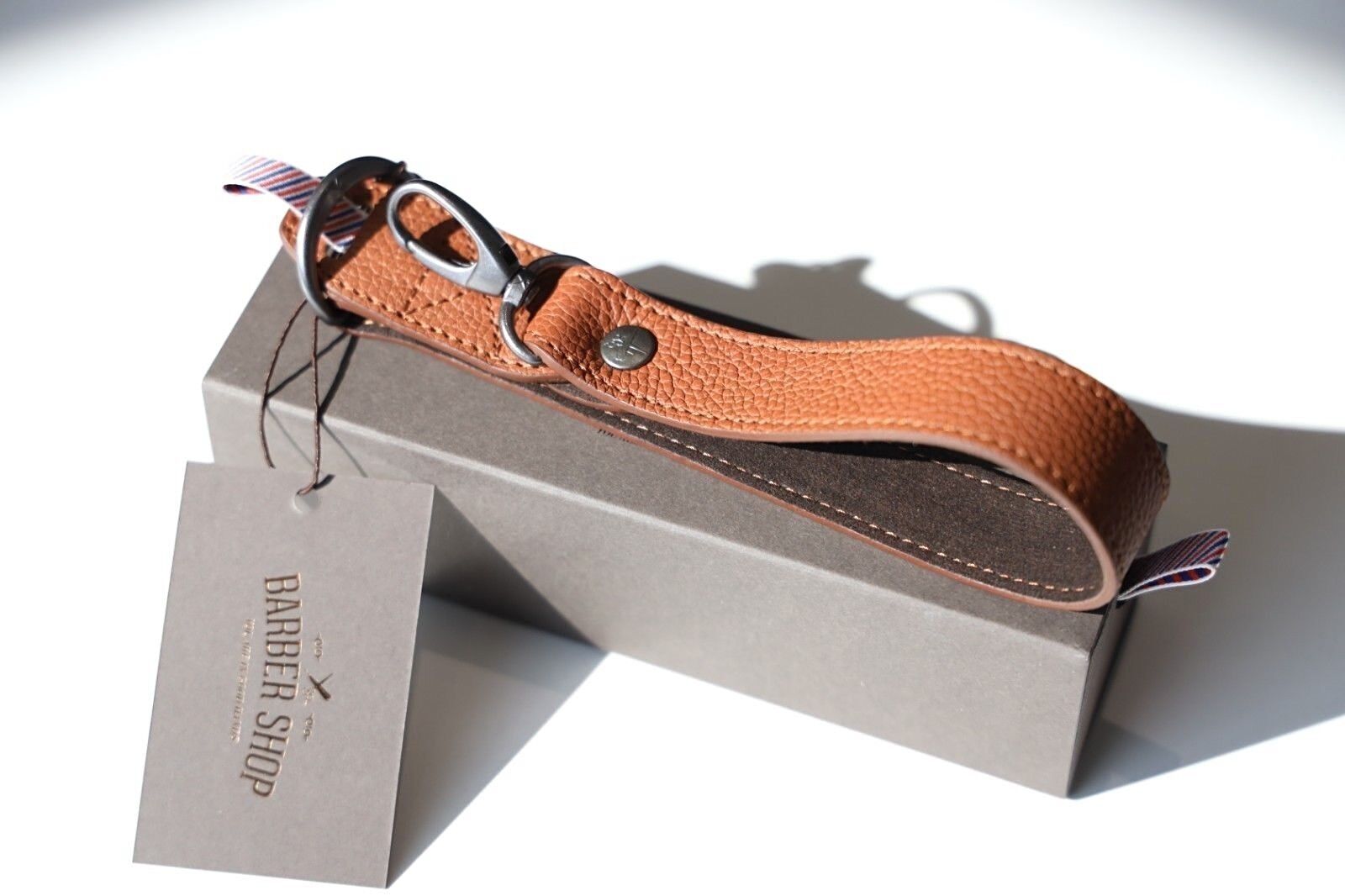BARBER SHOP RAZOR CUT GRAINED BROWN LEATHER WRIST STRAP