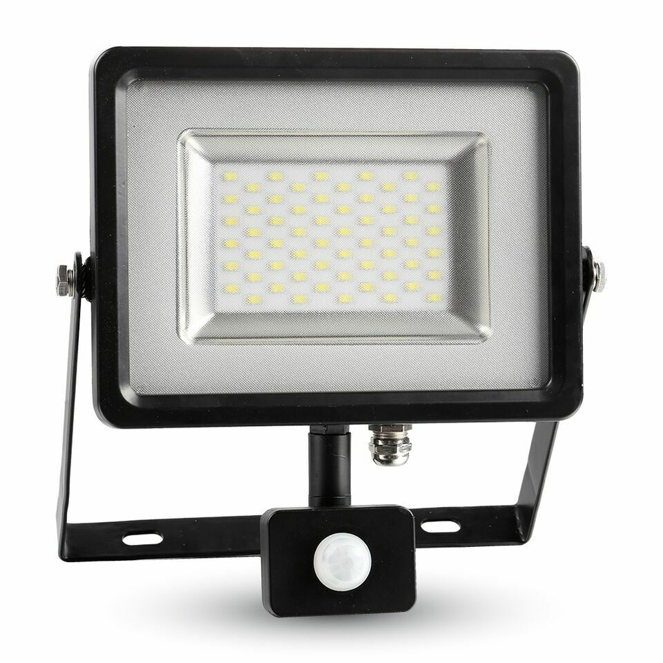 Faretto led  50 W con sensore crepuscolare e movimento 4000 lm cod: 5717 NERO