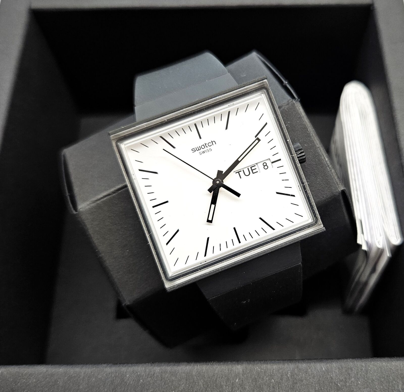 Swatch Square 2023 - SO34B700 - What if Black ? - Nuovo -