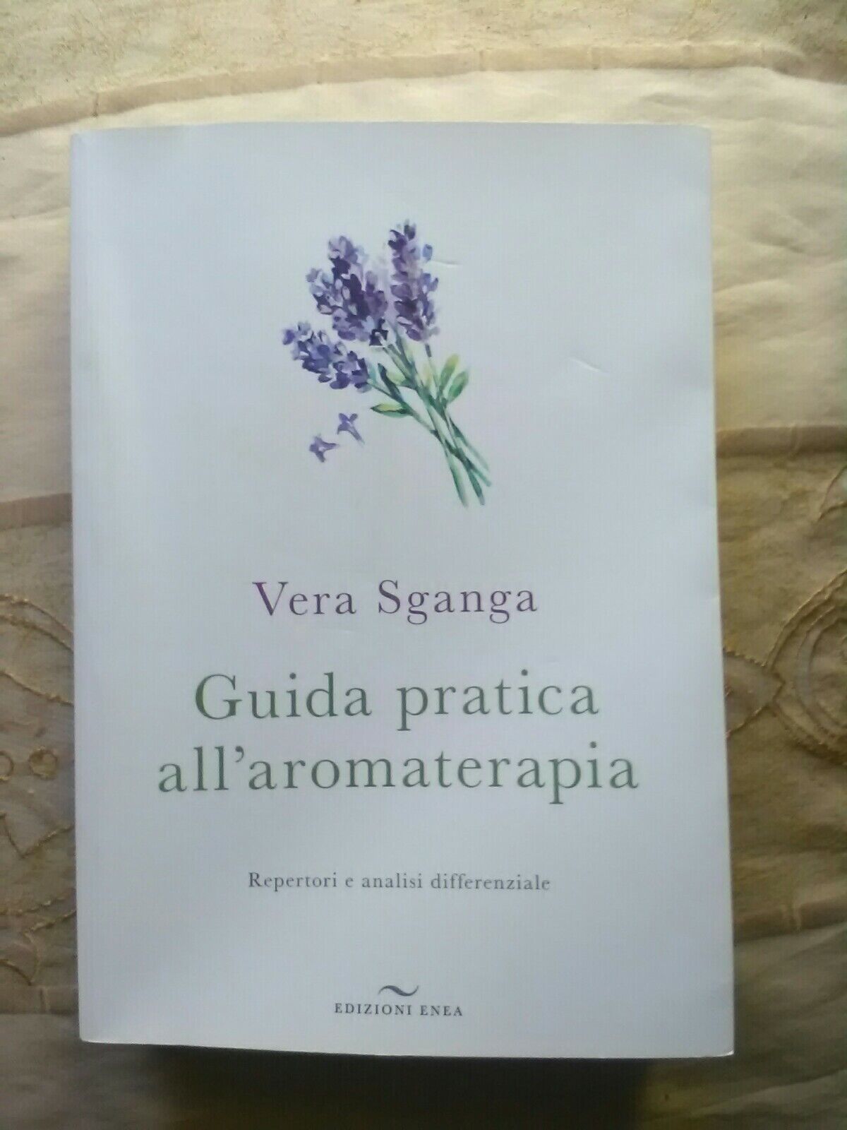 Guida pratica all' aromaterapia. di Vera Sganga