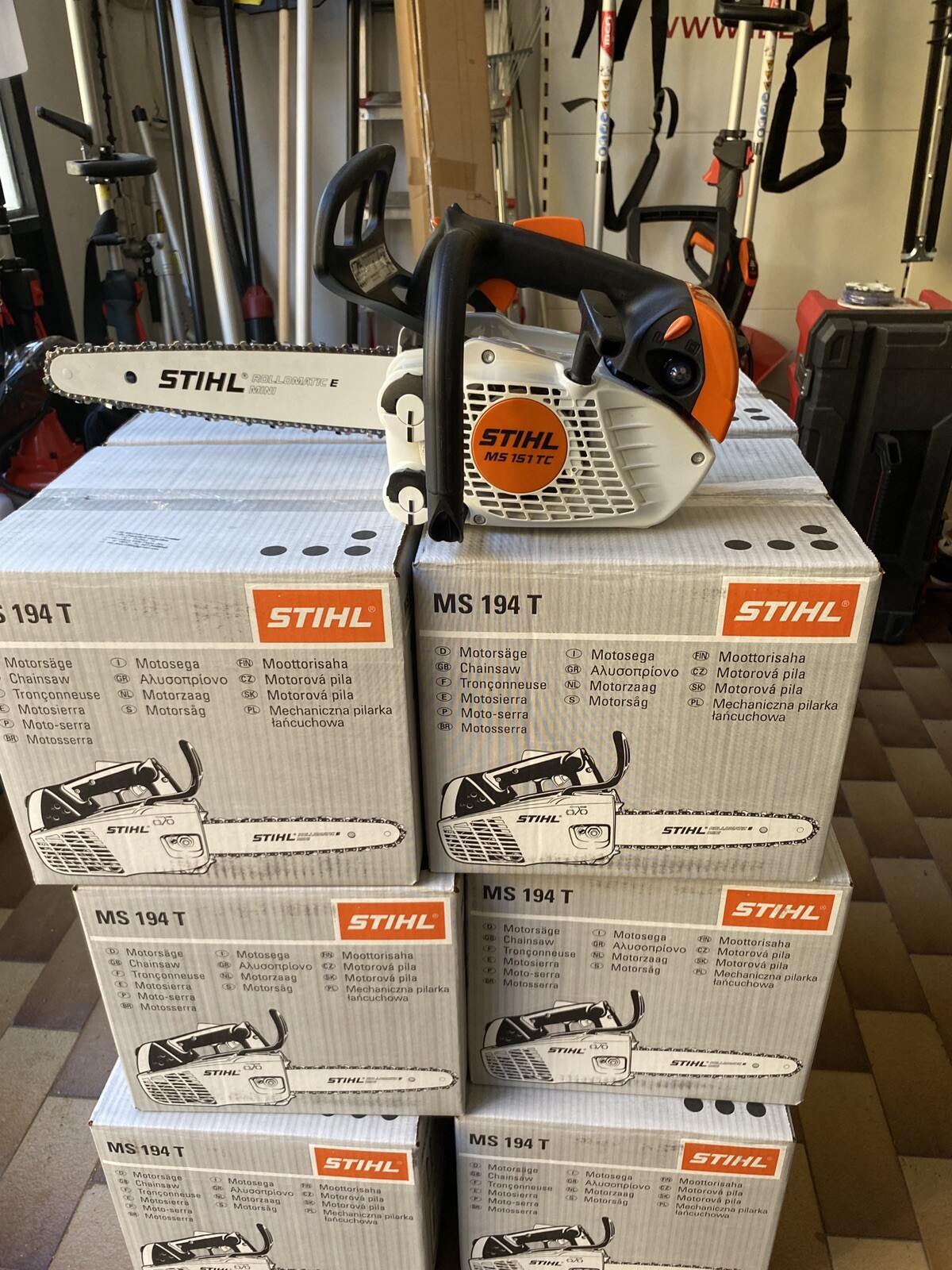 STIHL MS 151 TC-E 23,6 cc Motosega - Bianca/Arancione